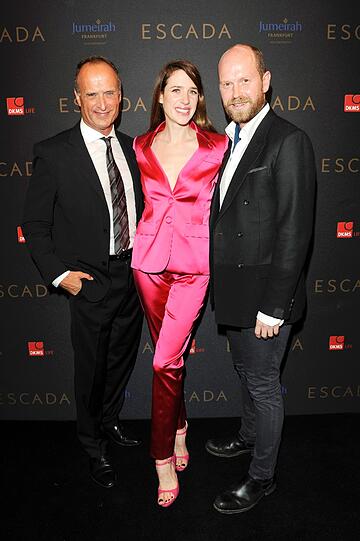 Schauspielerin Julia Malik in den Armen von ESCADA-Geschäftsführer Bruno Sälzer (l.) und Fashiondirector Daniel Wingate.