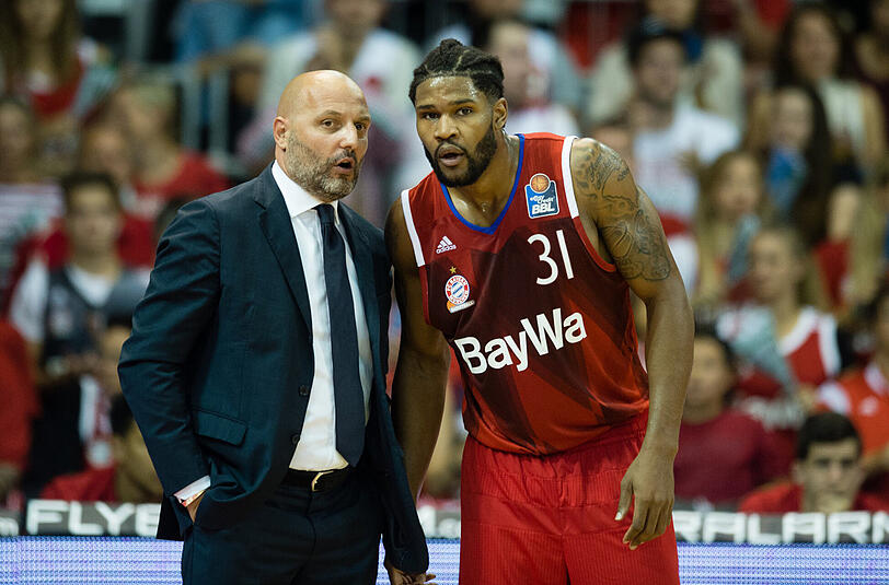 Münchens Trainer Sasa Djordjevic (l) und Münchens Devin Booker unterhalten sich am Spielfeldrand.