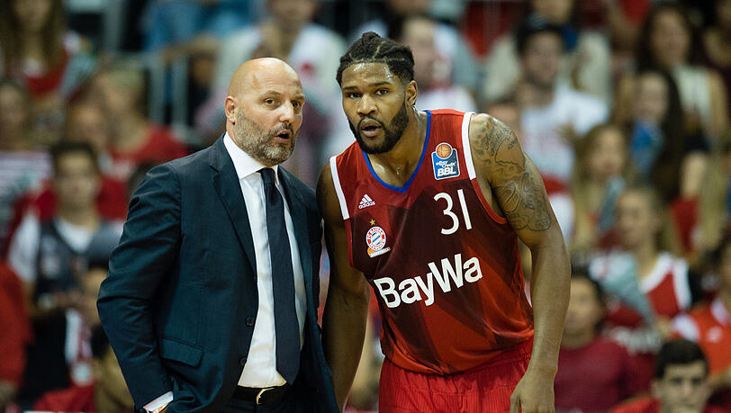 Münchens Trainer Sasa Djordjevic (l) und Münchens Devin Booker unterhalten sich am Spielfeldrand. Münchens Trainer Sasa Djordjevic (l) und Münchens Devin Booker unterhalten sich am Spielfeldrand.