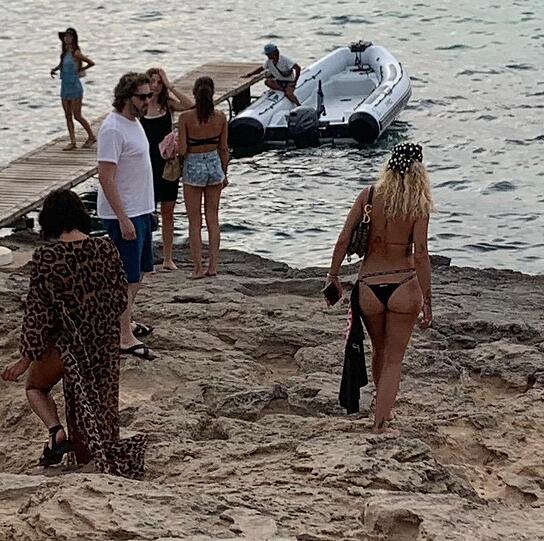 Mit etwas Schlagseite ging es zurück zum Boot und an den Hafen.