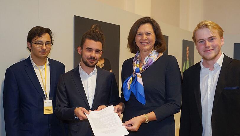 Landtagspräsidentin Ilse Aigner mit dem Offenen Brief von Colin Maidment (v.l.), Luca Zug und Alexander Spöri. Landtagspräsidentin Ilse Aigner mit dem Offenen Brief von Colin Maidment (v.l.), Luca Zug und Alexander Spöri.