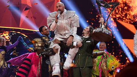 Max Mutzke lässt sich als Sieger von "The Masked Singer" feiern