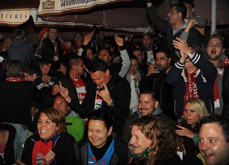 So ausgelassen feiern die Fans auf der Leopoldstraße den Bayern-Sieg. Die Bilder
