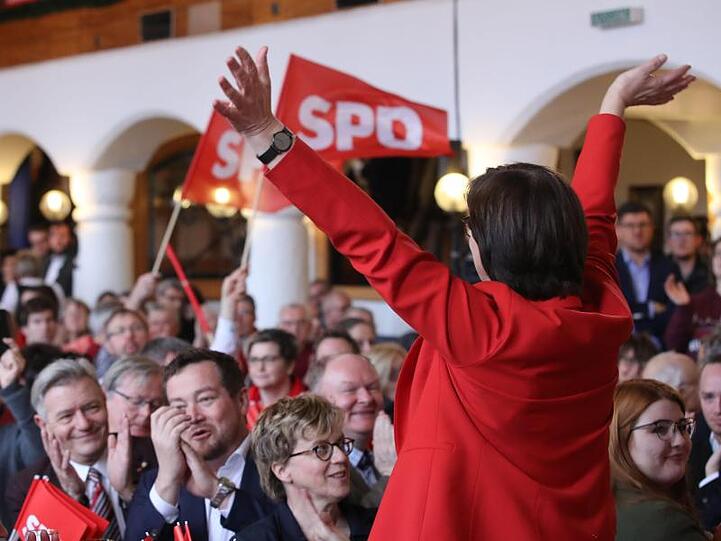 Die SPD-Vorsitzende Saskia Esken spricht beim Politischen Aschermittwoch der SPD. Foto: Daniel Karmann/dpa