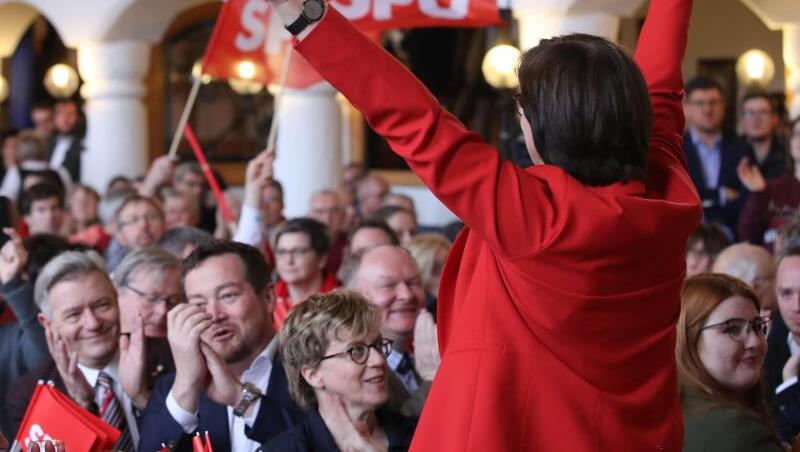 Die SPD-Vorsitzende Saskia Esken spricht beim Politischen Aschermittwoch der SPD. Foto: Daniel Karmann/dpa Die SPD-Vorsitzende Saskia Esken spricht beim Politischen Aschermittwoch der SPD. Foto: Daniel Karmann/dpa