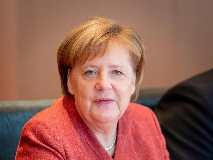 Bundeskanzlerin Angela Merkel (CDU) nimmt an der Sitzung des Bundeskabinetts im Bundeskanzleramt teil. Foto: Kay Nietfeld/Archiv