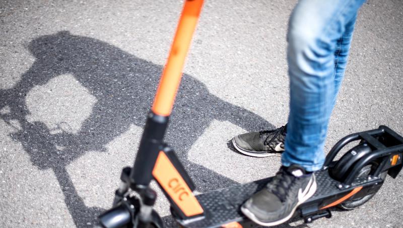 Ein Mann steht auf einem E-Tretroller. Foto: Sina Schuldt Ein Mann steht auf einem E-Tretroller. Foto: Sina Schuldt