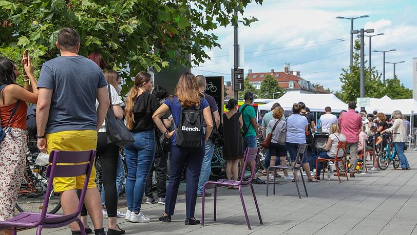 Noch Freitag und Samstag steht der Impfbus der Aicher Ambulanz am Pasinger Bahnhof - ohne Termin und ohne Voranmeldung kann sich hier jeder impfen lassen.