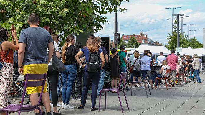 Noch Freitag und Samstag steht der Impfbus der Aicher Ambulanz am Pasinger Bahnhof - ohne Termin und ohne Voranmeldung kann sich hier jeder impfen lassen.