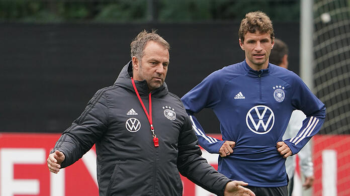 Wissen seit vielen Jahren, was sie aneinander haben: Bundestrainer Hansi Flick mit seinem "Spieler-Co-Trainer" Thomas Müller.
