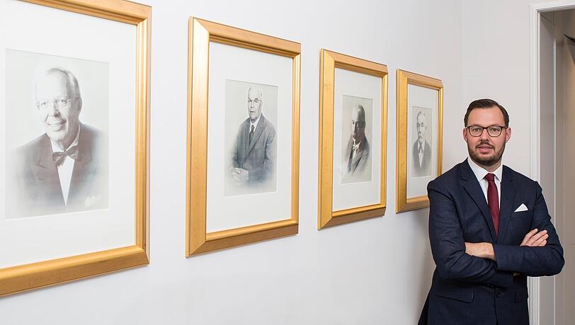 Karl Albert Denk mit seinen Ahnen, alle waren Bestatter.