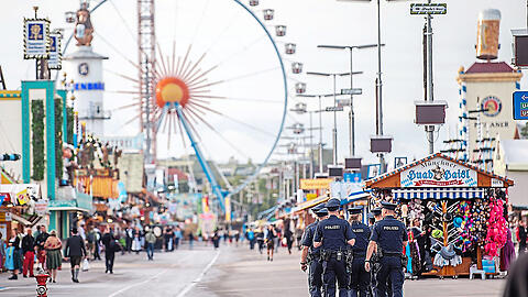 Mehrere Polizisten im vergangenen Jahr bei ihrer Patrouille über die Wiesn.