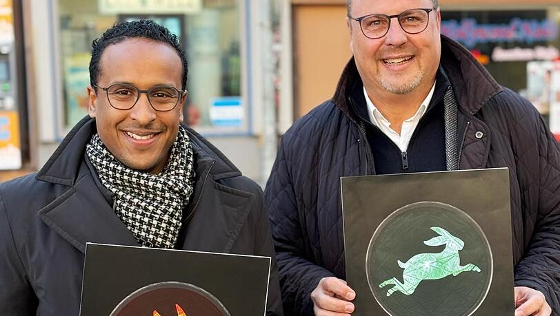Der Vorsitzende der Nürnberger SPD, Nasser Ahmed und der Dritte Bürgermeister Christian Vogel mit den leuchtenden Dürer-Ampelmotiven.