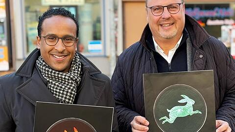 Der Vorsitzende der Nürnberger SPD, Nasser Ahmed und der Dritte Bürgermeister Christian Vogel mit den leuchtenden Dürer-Ampelmotiven.