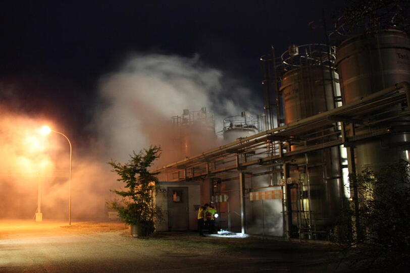 Großübung der Feuerwehr in einem Chemiewerk. Die spektakulären Bilder.