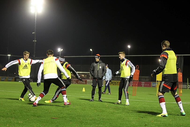 Am Dienstagabend war die DFB-Elf zu Gast beim FC Bayern. Die Bilder vom Training an der Säbenerstraße.