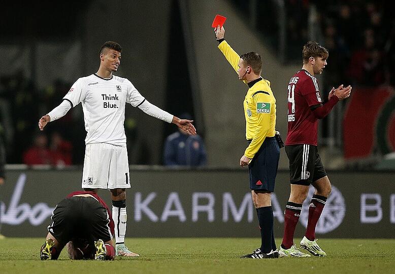 Politisch wieder fester im Sattel, auf dem Platz hingegen weiter in Richtung Keller: Sechzig verliert auch das Derby in Nürnberg, ist Anfang Dezember wieder auf dem Relegationsplatz angelangt. Die Hinrunde beendet der TSV als 16. mit nur 15 Punkten. Es ist die schwächste Hinrunde seit dem Abstieg 2004.