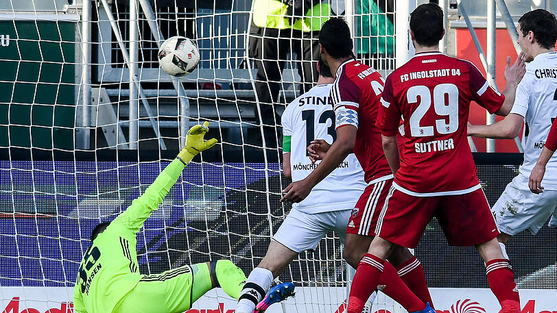 Lars Stindl (2.v.l.) von Borussia Mönchengladbach trifft zum 0:1 gegen Ingolstadt. Ingolstadts Keeper Martin Hansen liegt geschlagen am Boden.