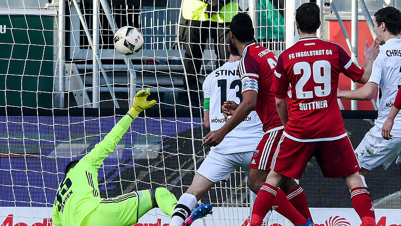 Lars Stindl (2.v.l.) von Borussia Mönchengladbach trifft zum 0:1 gegen Ingolstadt. Ingolstadts Keeper Martin Hansen liegt geschlagen am Boden. Lars Stindl (2.v.l.) von Borussia Mönchengladbach trifft zum 0:1 gegen Ingolstadt. Ingolstadts Keeper Martin Hansen liegt geschlagen am Boden.