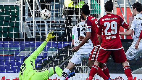 Lars Stindl (2.v.l.) von Borussia Mönchengladbach trifft zum 0:1 gegen Ingolstadt. Ingolstadts Keeper Martin Hansen liegt geschlagen am Boden.