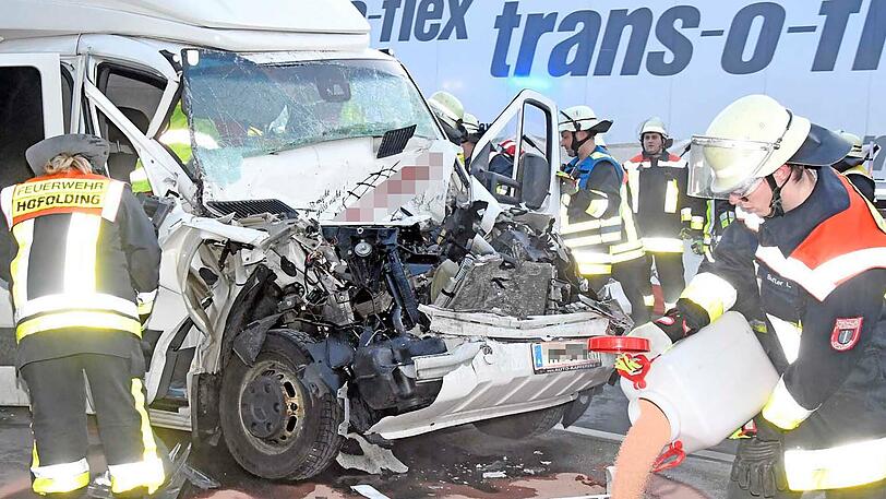 Die Feuerwehr musste den Fahrer aus seinem Führerhaus befreien. Die Bilder vom Unfall auf der A8.