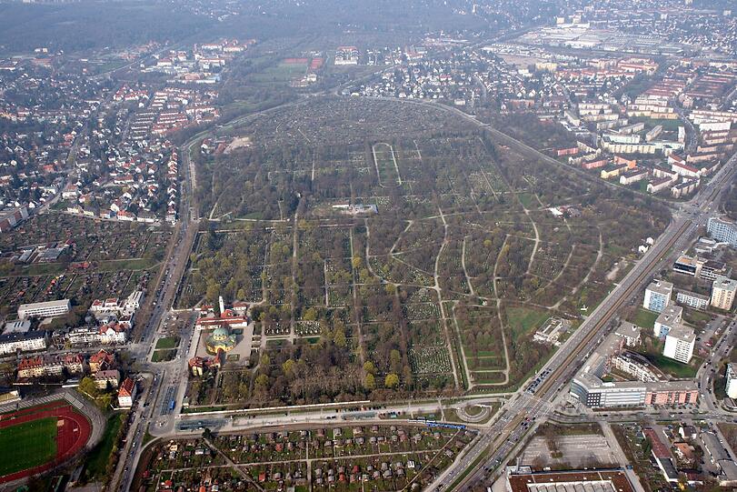 Am Westfriedhof wurde eine ganze Reihe von Gräbern beschädigt.