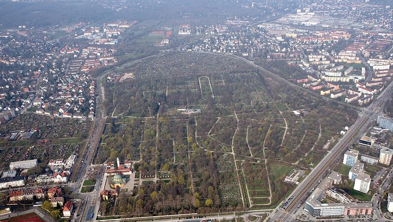 Am Westfriedhof wurde eine ganze Reihe von Gräbern beschädigt. Am Westfriedhof wurde eine ganze Reihe von Gräbern beschädigt.