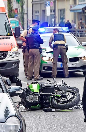 In der Lindwurmstraße kam es am Mittwoch zu einem Verkehrsunfall mit mehreren Verletzten. Die Bilder.