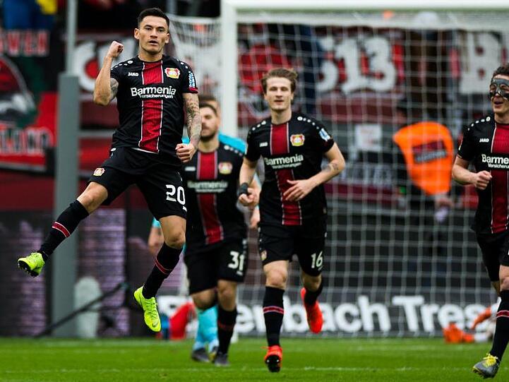 Leverkusens Charles Aranguiz (l) freut sich über sein Tor zum 1:0.