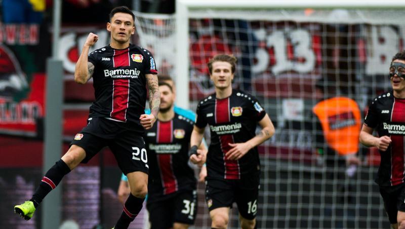 Leverkusens Charles Aranguiz (l) freut sich über sein Tor zum 1:0. Leverkusens Charles Aranguiz (l) freut sich über sein Tor zum 1:0.