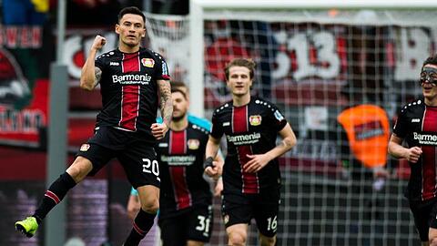 Leverkusens Charles Aranguiz (l) freut sich über sein Tor zum 1:0.