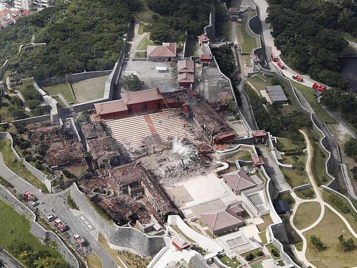 Mit der Draufsicht auf die Burg lässt sich der Umfang der Zerstörung ermessen.