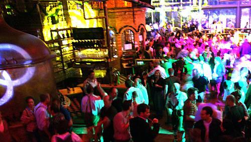 Feiern im Wirtshaus: Ab 22 Uhr verwandelt sich das Hacker-Pschorr-Bräuhaus zur Partyzone. Feiern im Wirtshaus: Ab 22 Uhr verwandelt sich das Hacker-Pschorr-Bräuhaus zur Partyzone.