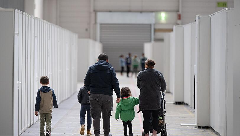 Der Familiennachzug umfasst Ehepartner und minderjährige Kinder. Unbegleitete Minderjährige können ihre Eltern nachholen. (Symbolbild)