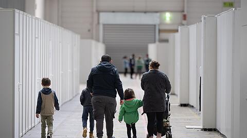 Der Familiennachzug umfasst Ehepartner und minderjährige Kinder. Unbegleitete Minderjährige können ihre Eltern nachholen. (Symbolbild)