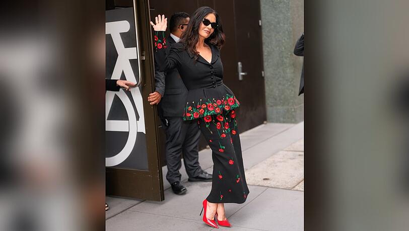 Catherine Zeta-Jones zollt Morticia Addams Tribut.