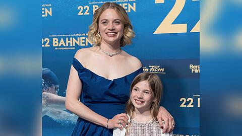 Zoë Baier (hier mit Film-Schwester Luna Wedler) strahlt bei der Premiere des Kinofilms "22 Bahnen" in München. Zudem wirkte sie auch im Drama "In die Sonne schauen" mit.