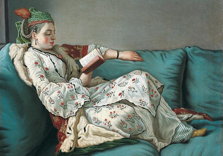 Die Größenverhältnisse täuschen, aber Jean-Étienne Liotard um 1750 entstandene relativ kleine „Lesende Frau in orientalischer Kleidung“ ist ein Höhepunkt der Ausstellung und dazu ein herrliches Pendant zu Cindy Shermans Madonnenauftritt. Sogar in farblicher Hinsicht.