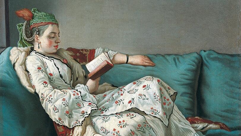Die Größenverhältnisse täuschen, aber Jean-Étienne Liotard um 1750 entstandene relativ kleine „Lesende Frau in orientalischer Kleidung“ ist ein Höhepunkt der Ausstellung und dazu ein herrliches Pendant zu Cindy Shermans Madonnenauftritt. Sogar in farblicher Hinsicht.