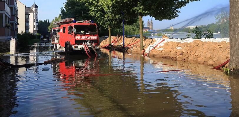 Das steigende Hochwasser der Elbe hat am Samstag die Zollstraße in Magdeburg  überflutet.