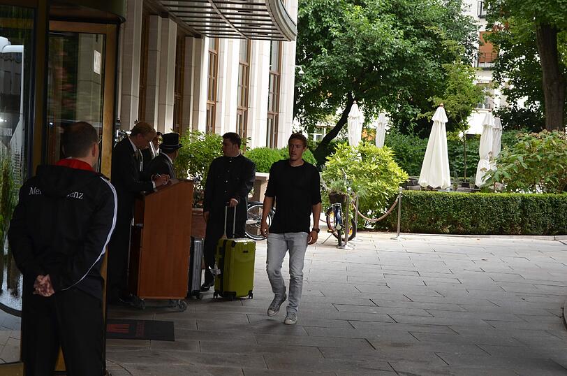 Ankunft im Charles Hotel. Die Deutsche Nationalmannschaft bereitet sich in München auf das Länderspiel gegen Österreich vor.