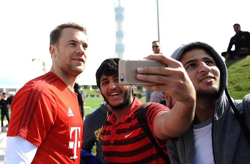 Auch der dreimalige Welttorhüter Manuel Neuer hat Zeit für ein Fanfoto,...