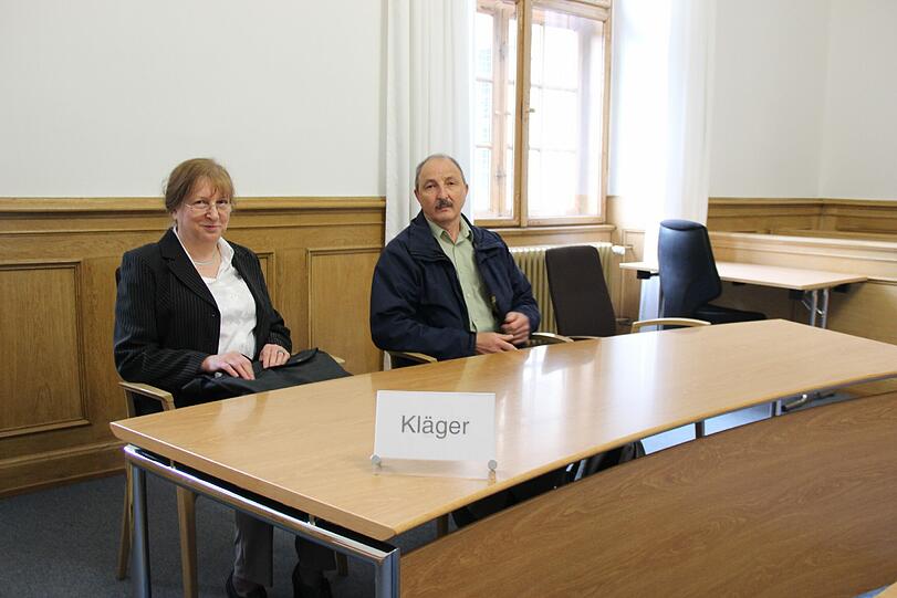 Opfer einer Böller-Attacke: Der Kläger Stanislaw C. mit seiner Anwältin Krystyna Borowska-Wünsch.