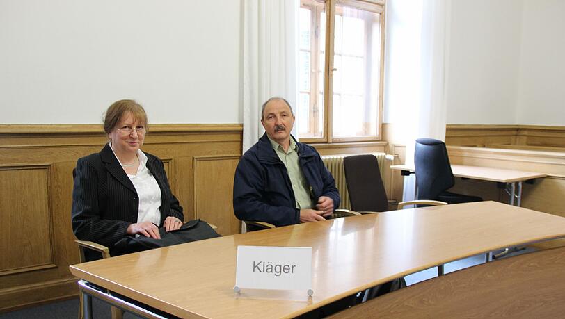 Opfer einer Böller-Attacke: Der Kläger Stanislaw C. mit seiner Anwältin Krystyna Borowska-Wünsch. Opfer einer Böller-Attacke: Der Kläger Stanislaw C. mit seiner Anwältin Krystyna Borowska-Wünsch.