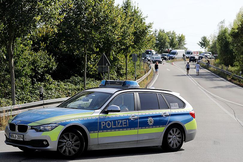 "Es hat mit einem Böschungsbrand angefangen, der hat auf Wohnhäuser übergegriffen", sagte ein Polizeisprecher.