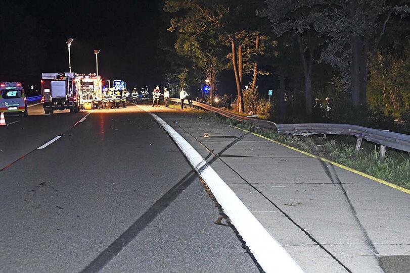 Bei einem schweren Unfall auf der A95 Richtung Garmisch in Höhe des Autobahnkreuzes Starnberg verunglückte ein Sportwagen. Ein Person kam dabei ums Leben, eine weitere wurde schwer verletzt.