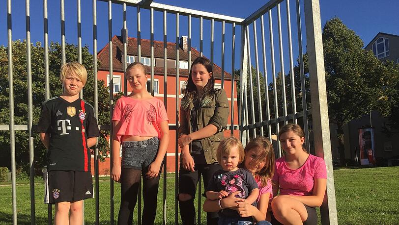 Ärgern sich, dass der Bolzplatz weg soll (v.l.): Thunder, Patricia, Nicole, Anja, Sandra, Stefanie. Ärgern sich, dass der Bolzplatz weg soll (v.l.): Thunder, Patricia, Nicole, Anja, Sandra, Stefanie.