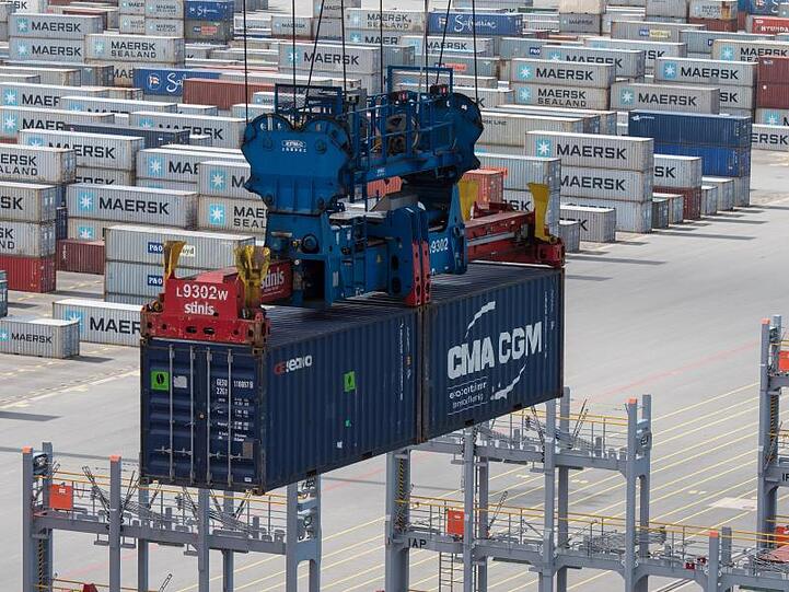Containerverladung im JadeWeserPort in Wilhelmshaven. Der DIHK rechnet mittlerweile nur noch mit einem Anstieg der Ausfuhren von Waren und Dienstleistungen um 1,2 Prozent in diesem Jahr.