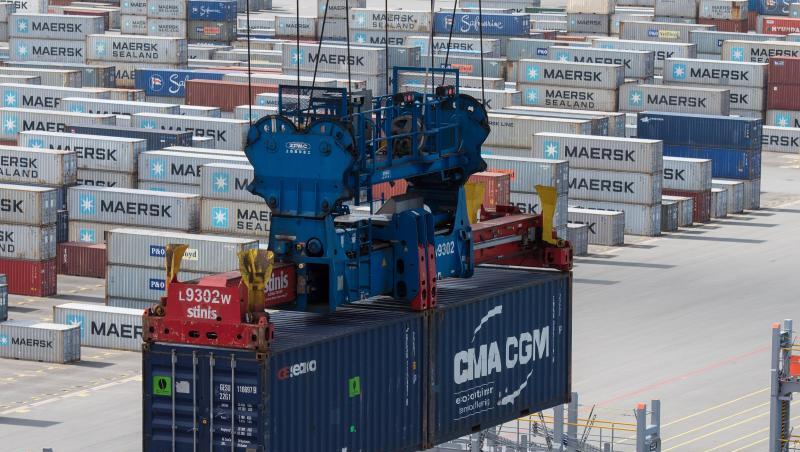 Containerverladung im JadeWeserPort in Wilhelmshaven. Der DIHK rechnet mittlerweile nur noch mit einem Anstieg der Ausfuhren von Waren und Dienstleistungen um 1,2 Prozent in diesem Jahr. Containerverladung im JadeWeserPort in Wilhelmshaven. Der DIHK rechnet mittlerweile nur noch mit einem Anstieg der Ausfuhren von Waren und Dienstleistungen um 1,2 Prozent in diesem Jahr.