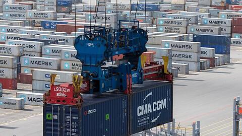 Containerverladung im JadeWeserPort in Wilhelmshaven. Der DIHK rechnet mittlerweile nur noch mit einem Anstieg der Ausfuhren von Waren und Dienstleistungen um 1,2 Prozent in diesem Jahr.